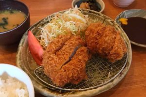 近大病院のすぐ近くにある「とんかつ鶴亀」にランチを食べに行ってきましたよ！