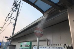 【猛暑対策】バス停に「微細ミスト装置」が設置されていました！ (1)