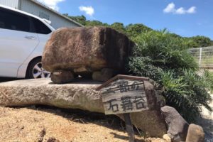 岩室を散歩中に見つけた道標石と地蔵堂。 (6)