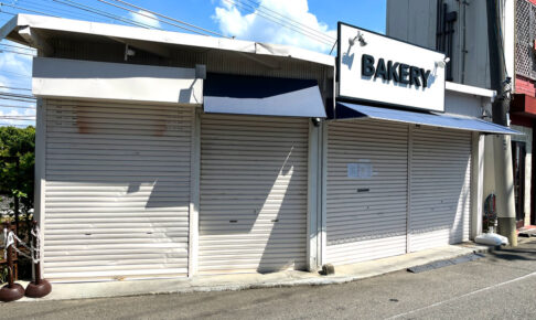 イオン金剛店跡地前にある「BLUE TREE BAKERY(ブルーツリーベーカリー)」が2024年9月より休業されます (1)