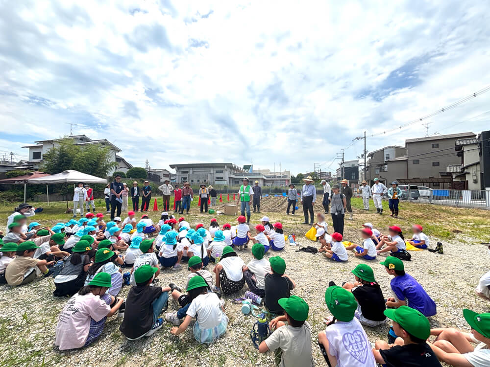 【コミュニティ・スクール】小学生・幼稚園児による「サツマイモ苗の植付け作業」が行われました-(18)
