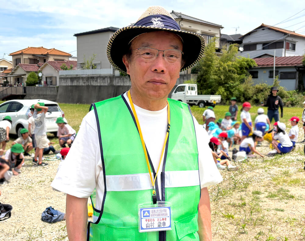 【コミュニティ・スクール】小学生・幼稚園児による「サツマイモ苗の植付け作業」が行われました-(88)