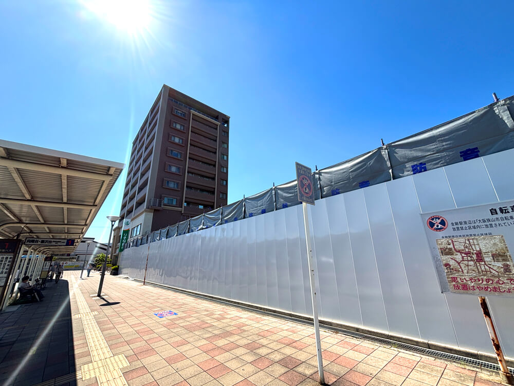 金剛駅前の風景が一変！三井住友銀行跡地に広がる『ひと夏の空』 (1)