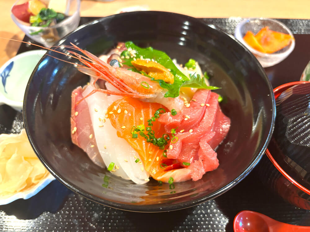 【とろける海鮮丼＆限定すき焼き】310号線沿いの和食居酒屋「おか田家」のランチをご紹介します！ (10)