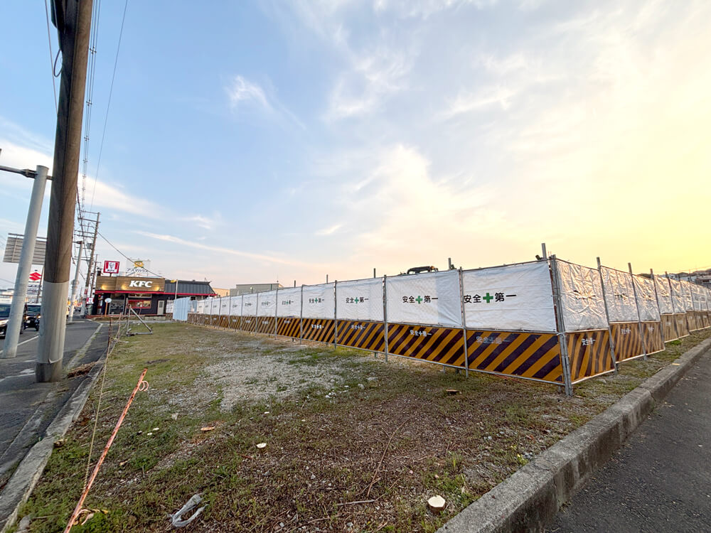 「マクドナルド-狭山亀の甲店」が2026年9月ごろオープンか！？-現地に工事の柵と新しい看板が登場-(8)