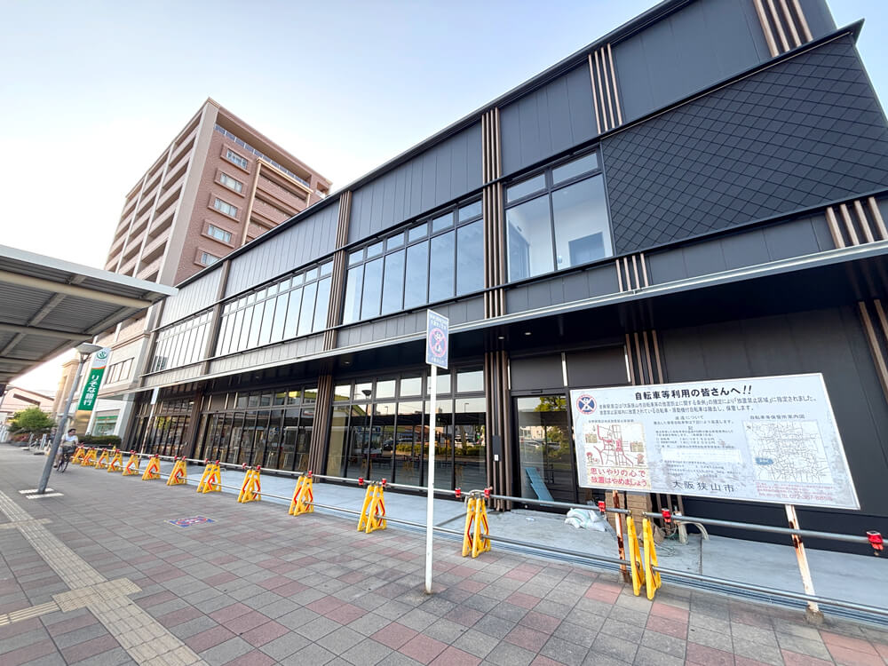 【続報】金剛駅前「三井住友銀行 金剛支店」跡地の建物がほぼ完成！物販・フィットネス入居予定、店舗は未定 (1)